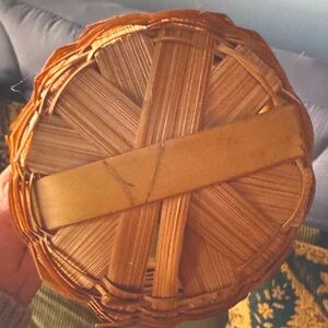 Vintage wicker wall basket/farmhouse sieve.